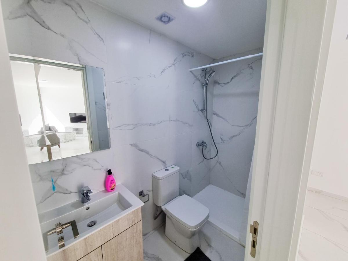 Shades Of Blue Apartment Larnaca Exterior foto